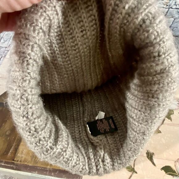 Victoria's Secret Winter Angel Beanie with Glitter Heart Patch Gray Pom Pom - Picture 5 of 6